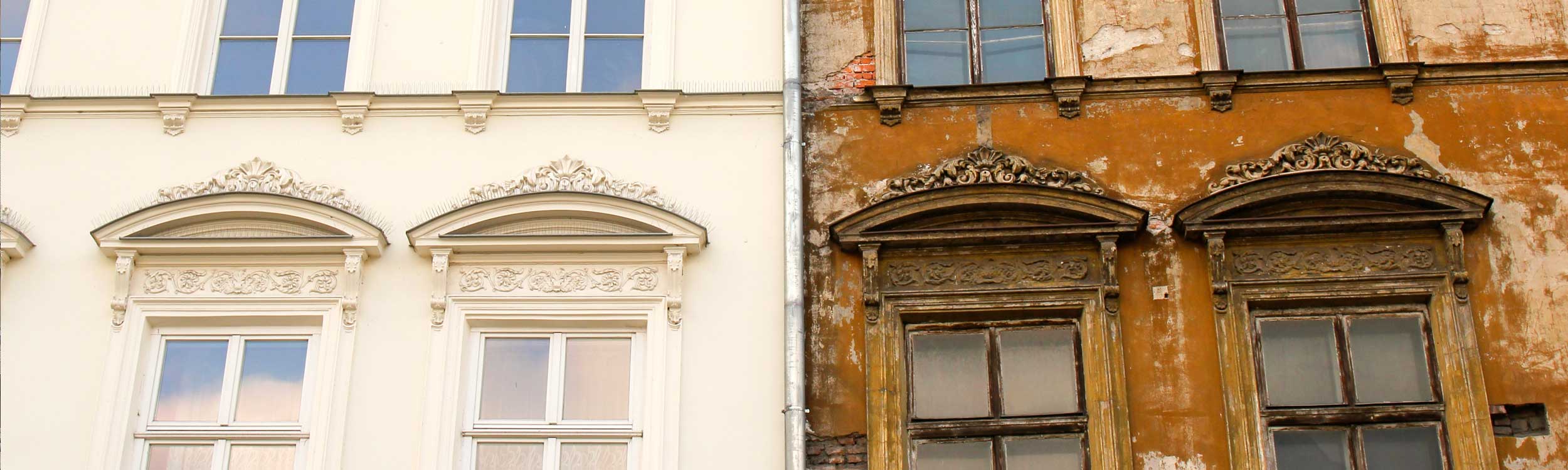 Symbolbild - unsaniertes Gebäuder gegen saniertes Gebäude